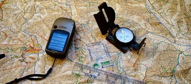 Immagine di copertina, carta con bussola e Gps